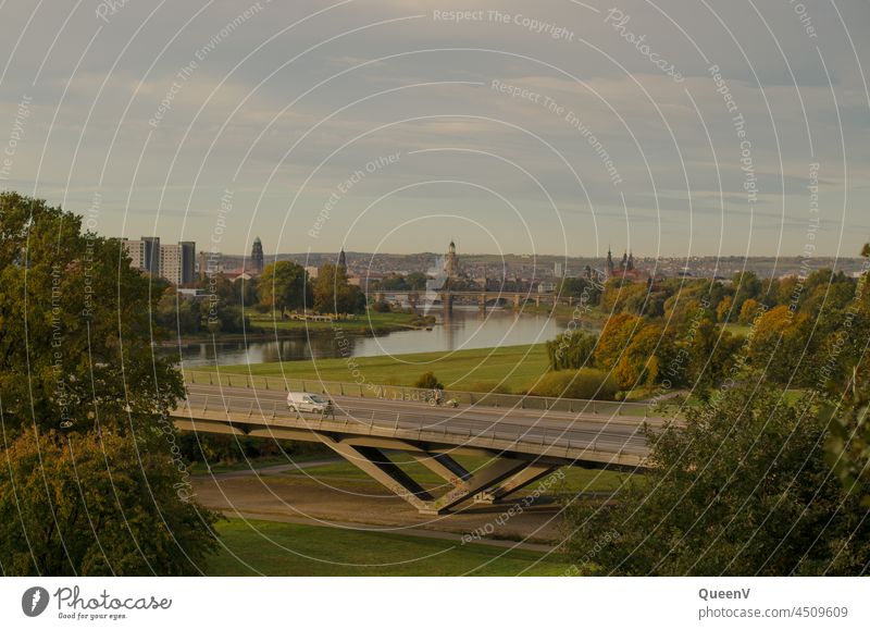 Waldschlößchenbrücke in Dresden, mit der Alstadt im Hintergrund Altstadt Sachsen Verkehr reisen fahren Architektur Reisefotografie Elbufer historisch Tourismus