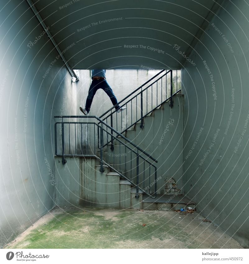 abkürzung Mensch maskulin Mann Erwachsene Angst Treppe hängen Klettern Schacht Le Parkour festhalten Klimmzug Farbfoto Gedeckte Farben Außenaufnahme Licht