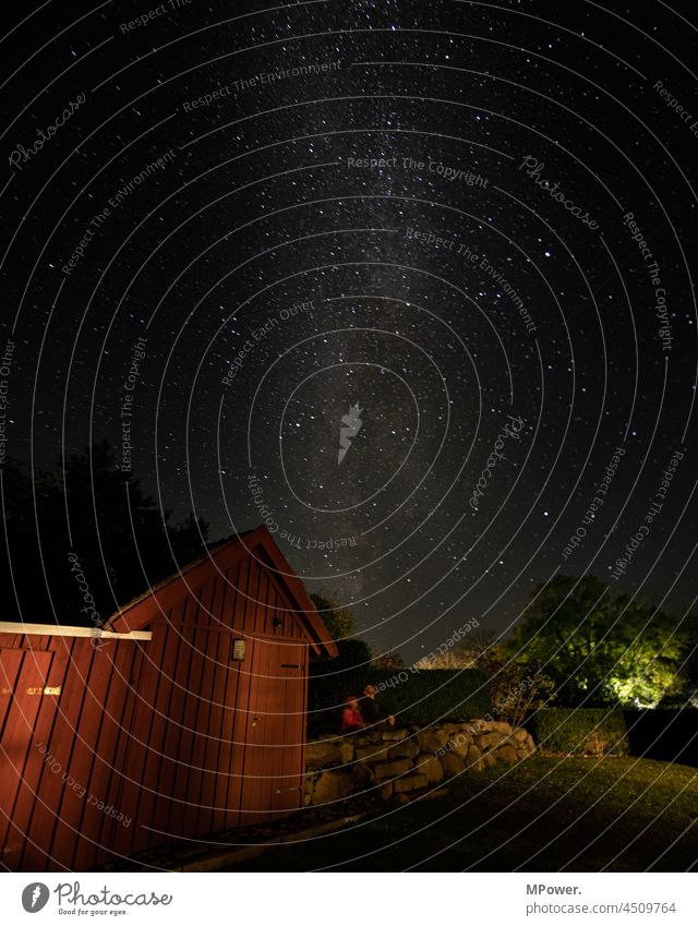 sternegucker Sternenhimmel Milchstrasse Vater Kind nachts Nachthimmel sternenklar Weltall Unendlichkeit Langzeitbelichtung Astronomie Aussicht sehen Hütte