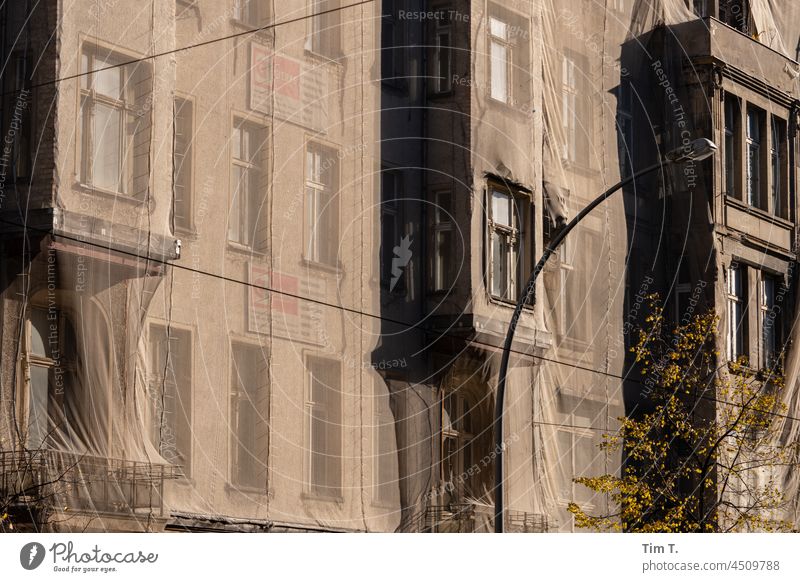 eine beliebte Straße in Berlin Friedrichstraße Mitte Herbst Baustelle Berlin-Mitte Hauptstadt Stadt Menschenleer Haus Großstadt Stadtzentrum Laterne Architektur