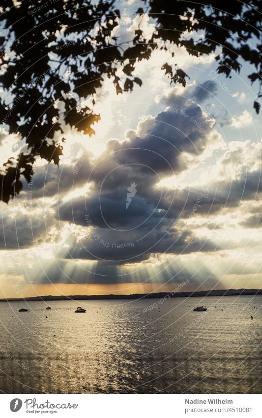 Wolkenformation über dem Gardasee Sonnenstrahlen Sonnenlicht Sonnenuntergang See Italien Wasser Außenaufnahme Himmel Farbfoto Ferien & Urlaub & Reisen