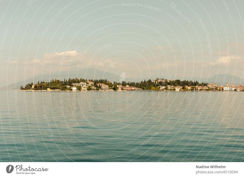 Blick auf Sirmione vom Gardasee aus Italien reisen See Wasser Natur Landschaft Ferien & Urlaub & Reisen Außenaufnahme Berge u. Gebirge Seeufer Farbfoto Sommer