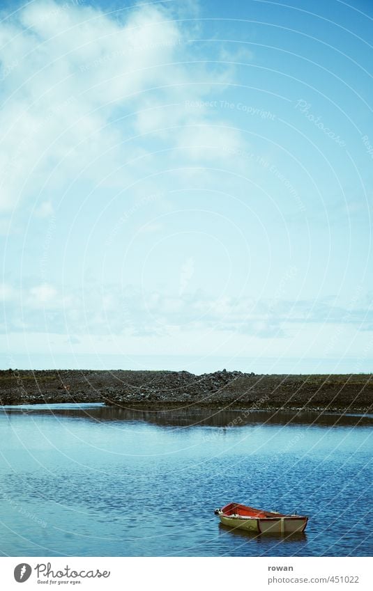 blau Natur Landschaft Wasser Himmel Küste Seeufer Strand Bucht Meer ruhig Wasserfahrzeug Ruderboot rot Bootsfahrt Erholung Meditation Ferne Farbfoto