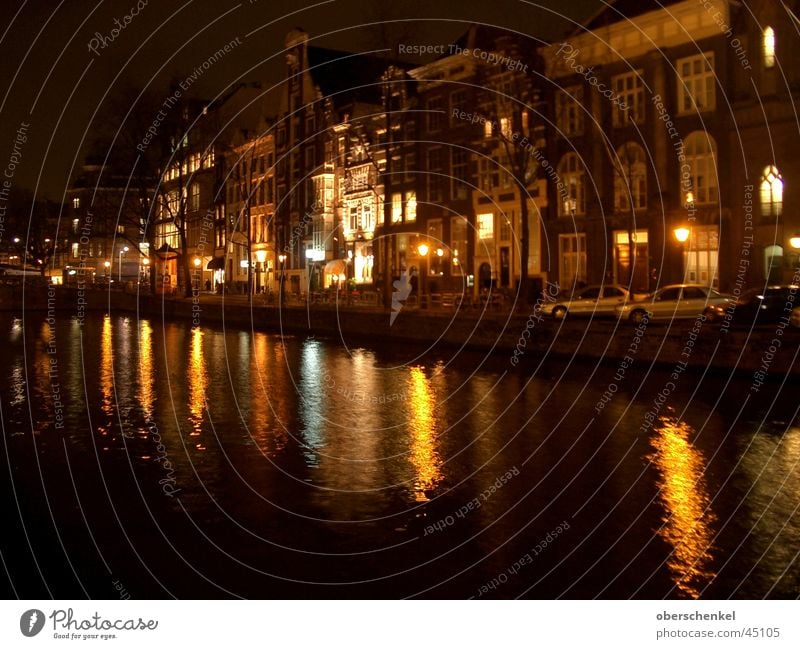 Amsterdam bei Nacht dunkel Haus Wasserstraße Europa Abwasserkanal Wasserreflektion Wasserspiegelung