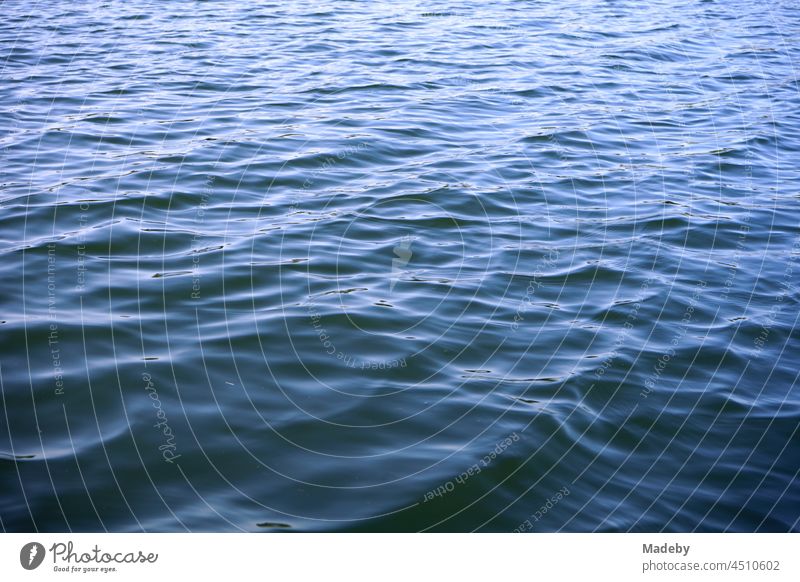 Schönes sauberes blaues Wasser bei leichtem Wellengang des Poyrazlar Gölü bei Adapazari im Sommer bei Sonnenschein in der Provinz Sakarya in der Türkei See