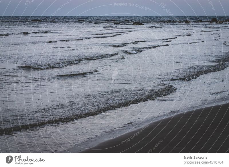 ruhiges, leicht gewelltes Wasser der Ostsee im Golf von Riga. Herbst Hintergrund Strand schön Schönheit blau Wolken Wolken Himmel Küste Tag Fuß Fußspur