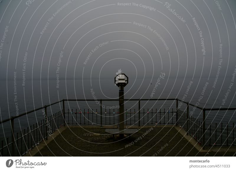 Trübe Aussicht auf den Bodensee Münzfernglas Aussichtsfernrohr Überlingen schlechte Sicht Nebel Herbst nebelig grau in grau See Totale Wasser Münzfernrohr