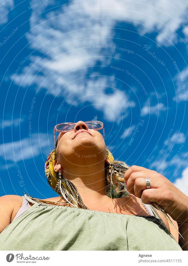 Lächeln - der Himmel ist blau Blauer Himmel sonnig sonniges Wetter sonniger Tag Sonnenbrille Mädchen Frau Wolken Wolkenhimmel nach oben nachschlagen