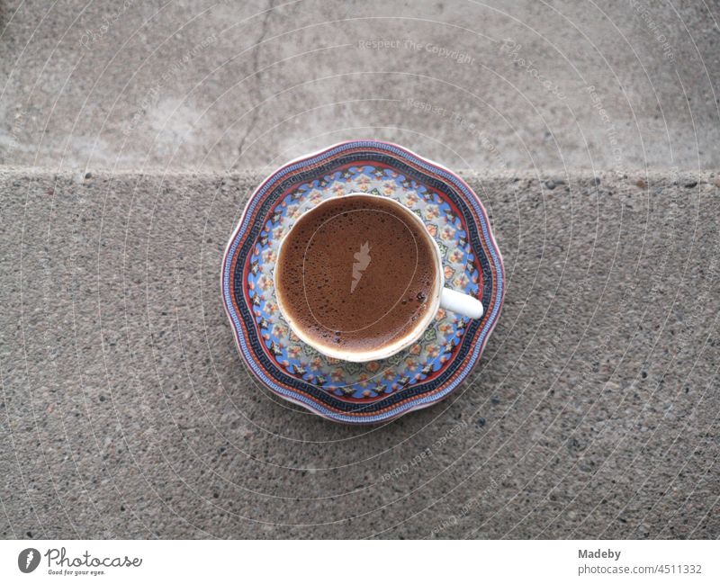 Traditioneller türkischer Mokka in osmanischer Folklore Tasse auf grauen Treppenstufen aus Stein in Maksudiye bei Adapazari in der Provinz Sakarya in der Türkei