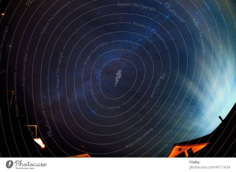 Milchstraße schaut durch die Wolkendecke Milchstrasse Weltall Nachthimmel Natur Himmel Stern Langzeitbelichtung Galaxie Außenaufnahme Astronomie Sternenhimmel