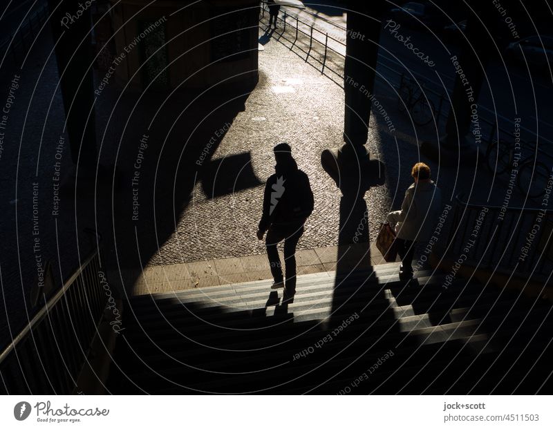 Passanten bewegen sich ins Licht aus der Dunkelheit Weitwinkel Low Key Gegenlicht Silhouette Sonnenlicht Hintergrund neutral Strukturen & Formen Schattenspiel