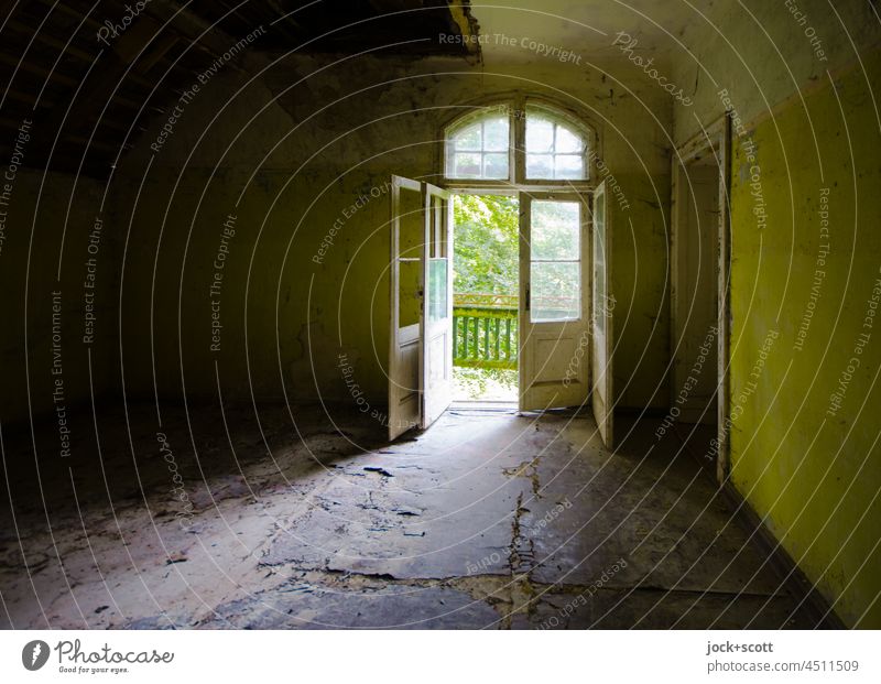 lost places | Tür zum Balkon und alles verfällt Lichteinfall Leerstand alt dreckig Zahn der Zeit verfallen Heilstätte Raumeindruck Wandel & Veränderung