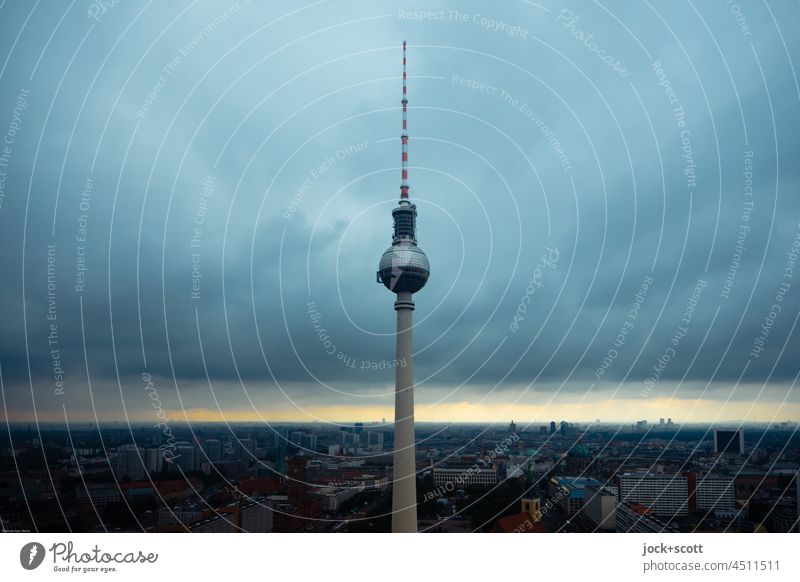 Bewölkter Himmel über Berlin mit hellen Streifen am Horizont Stadtzentrum Berlin-Mitte Sehenswürdigkeit Wahrzeichen Berliner Fernsehturm Lichtstreifen