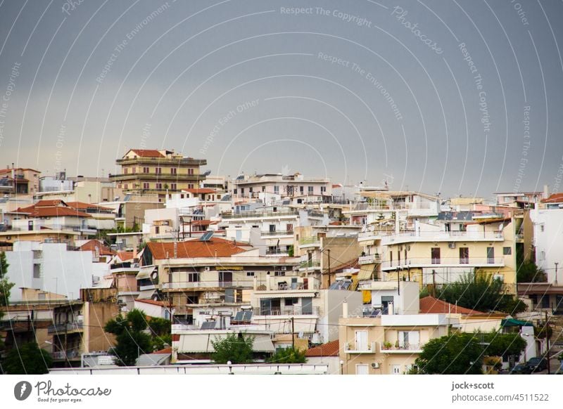 Häuser am Hügel nach dem Regen Himmel Griechenland Chalkida Euböa viele Stadthaus Stadtteil Stadtentwicklung Flachdach Sonnenlicht Panorama (Aussicht)