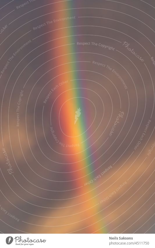 Fragment eines bunten Regenbogens im Sonnenuntergang abstrakt nach einem Regenschauer Kunst Hintergrund Hintergründe schön Schönheit blau verschwommen hell