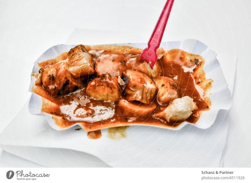 Currywurst in einer Pappschale mit rotem Piekser Fastfood Essen Lebensmittel Ernährung Nahrung gesund ungesund Soße Gabel Serviette lecker Wurstwaren Fleisch