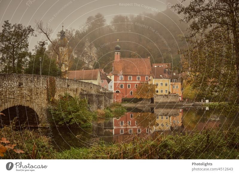 Kallmünz in Bayern bei Nebelstimmung. Häuserspiegelung in der Naab. ufer bewölkt fluß wasser bayern dorf stadt Oberpfalz Markt Naabtal Fluss Wasser Ufer Natur