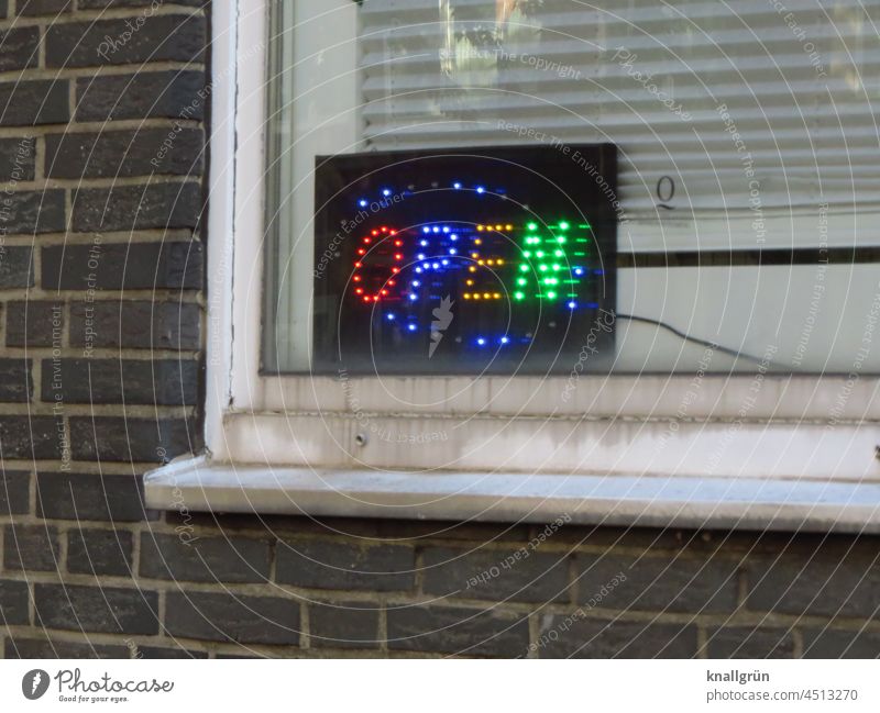 Open Leuchtreklame bunt Fenster Licht Neonlicht Leuchtdiode Fensterrahmen schmutzig dreckig leuchten Werbung Einladung Beleuchtung Leuchtbuchstabe Werbeschild