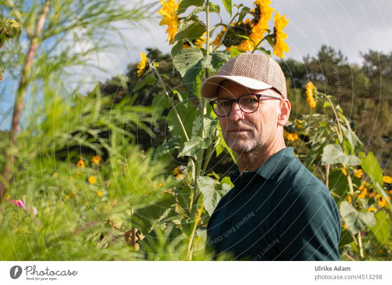 UT Teufelsmoor l Gärtner im Blumenfeld - Die Lage ist ernst 😉 Garten Blütezeit blühen Natur natürlich Blüten Sonnenblumenfeld Erwachsene Mann Mensch Herbst capy