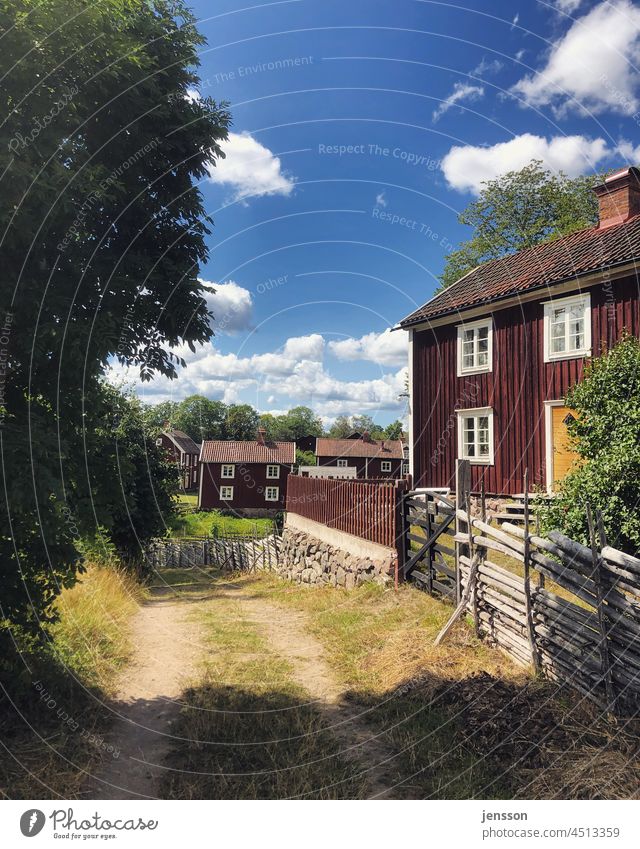 Holzhäuser in Schweden Smaland Schwedenhaus Schwedenhäuser Schwedisch Skandinavien hell rot blau Blauer Himmel Sommer Sommerurlaub trocken sommerlich