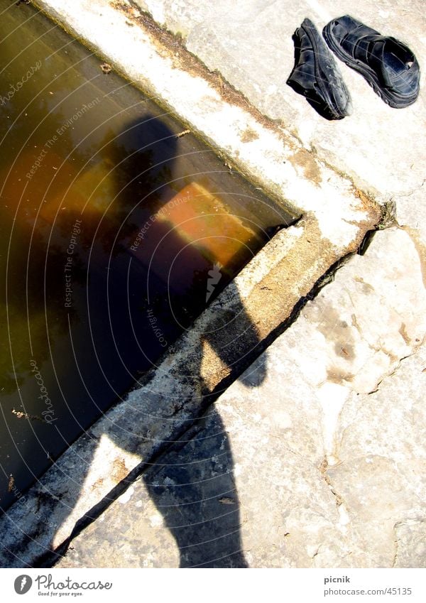 Hitze Schwimmbad Erfrischung Schuhe Mann Schatten Sonne Pfeil Wasser