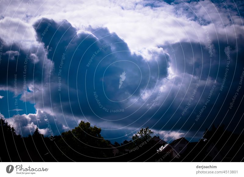 Aufziehendes  Unwetter über der kleinen Stadt. Wolken dunkel Regen Sturm Wetter bedrohlich Klimawandel Außenaufnahme Wind Landschaft Urelemente Menschenleer