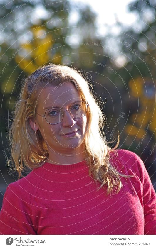 Junge Frau in der wärmenden Abendsonne im Herbst Blick Herbststimmung Sonne Gegenlicht Mensch haare feminin Erwachsene natürlich blond Stimmung 30-45 Jahre