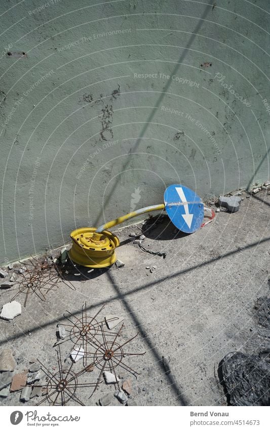 Rechts abbiegen Schilder & Markierungen blau Verkehr trashig kaputt gelb Beton verloren Sonnenlicht hell urban Baustelle autofelge Sterne Schatten verbogen