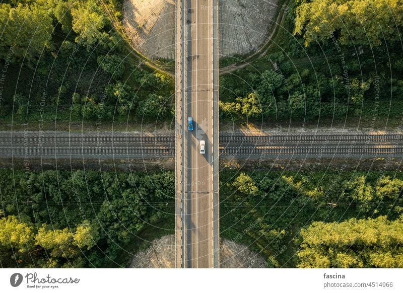 Viadukt über die Eisenbahn. Kreuzung von Eisenbahn und Autobahn Brücke Straße Draufsicht Dröhnen Antenne von oben nach unten Zug reisen Wahrzeichen Konstruktion