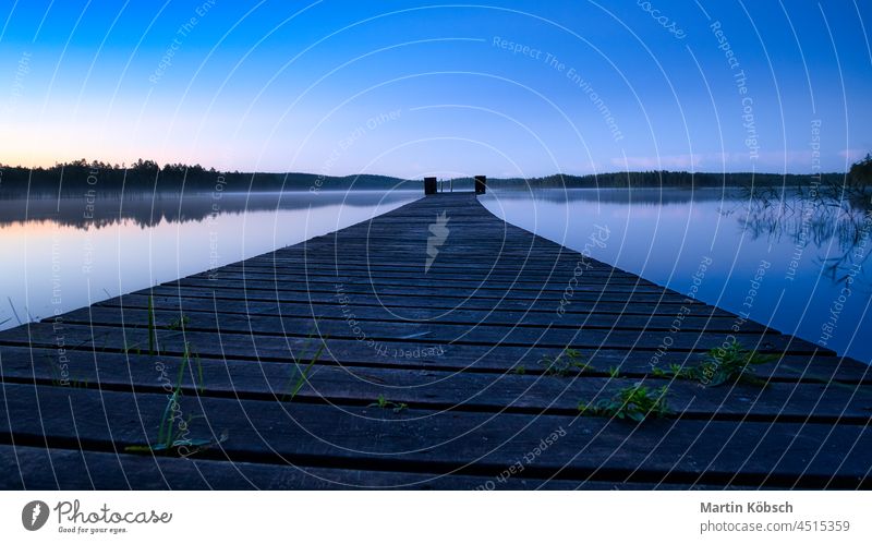 Neue Wege, Abendstimmung am See. Leichter Nebel im Hintergrund am see abenddämmerung teich morgen ferien habitat badespaß baden reisen urlaub wasser perspektive