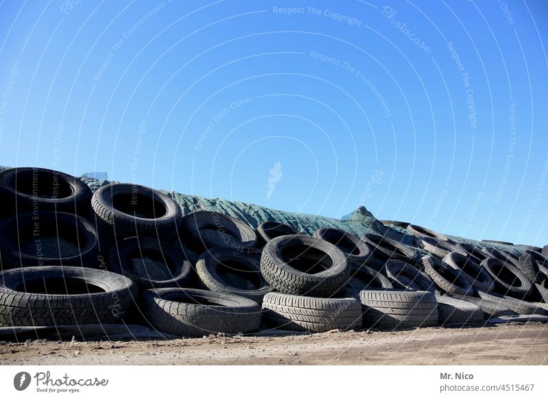 Silage Abdeckung mit alten Autoreifen Bauernhof Silo silage Altreifen Blauer Himmel Landwirtschaft Futter landwirtschaftliche Fläche Viehfutter Haufen Stapel