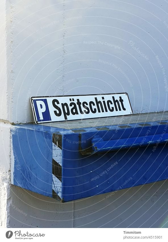 Schilder | Bewegliche Berechtigung für Notfälle Schilder & Markierungen Hinweisschild Schriftzeichen Außenaufnahme Betonwand Rampe Metall blau weiß