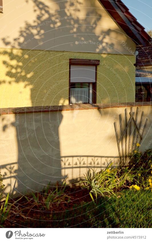 Einfamilienhaus aufm Dorf abend baum brandenburg dorf dunkel dämmerung himmel linum ländlich natur naturschutz wohnhaus fassade licht sonne schatten giebel