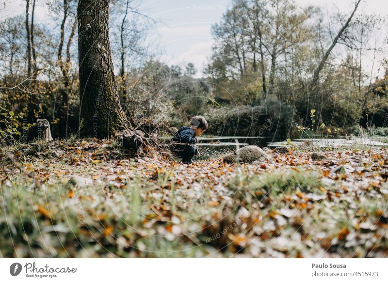 Kind erkundet die Natur Kindheit Junge 1-3 Jahre erkunden Umwelt Fluss Freizeit & Hobby Freude Mensch authentisch Tag Außenaufnahme Farbfoto Lifestyle Leben