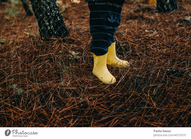 Nahaufnahme Gelbe Gummistiefel gelb Regen Wasser Wetter Außenaufnahme Freude grün dreckig Schuhe Kind nass Stiefel Fuß Tag mehrfarbig Herbst Spielen Pfütze