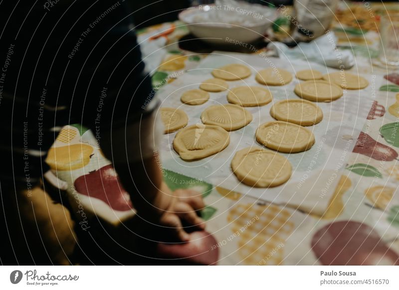 Kind backt Kekse Essen zubereiten Koch Weihnachten & Advent Kindheit Innenaufnahme lecker Küche Tradition Backwaren Ausstechform backen Weihnachtsgebäck