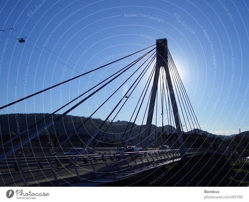 Stahlträger im Gegenlicht Hängebrücke Brücke Blauer Himmel Straße Sonne