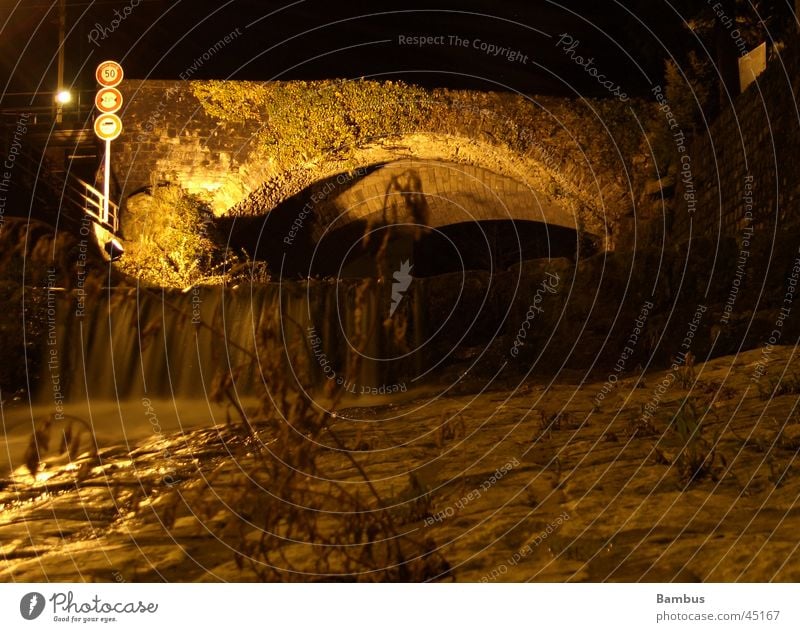 Steinbrücke im Tessin Nacht dunkel Kanton Tessin Verkehrsschild Bach Brücke Bogen alt