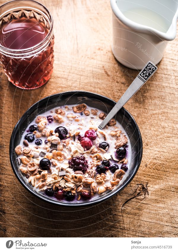 Müsli Schüssel mit frischen Beeren auf einem Holztisch schüssel Frühstück Lebensmittel Gesundheit süß Diät organisch Schalen & Schüsseln Frucht selbstgemacht