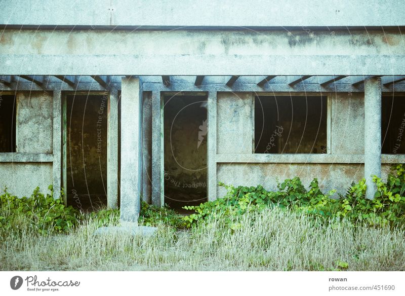 leer Menschenleer Industrieanlage Ruine Bauwerk Gebäude Architektur Mauer Wand Fassade alt gruselig kalt kaputt trist Vergänglichkeit Wandel & Veränderung Tür