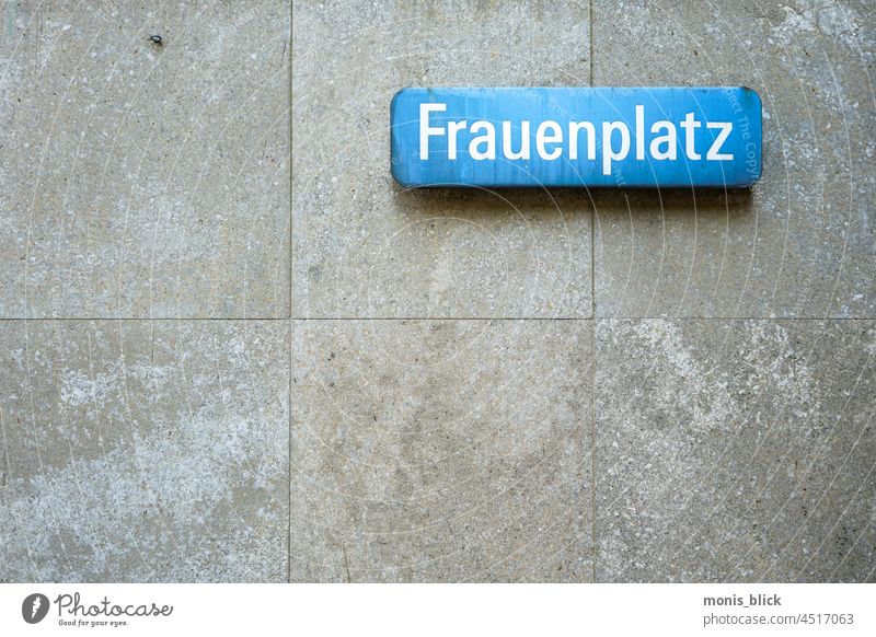 Minimalistische Bild für ein Wortspiel Schnappschuss frauenplatz spass street lustig Außenaufnahme Fröhlichkeit Freude Frau Straßennamenschild