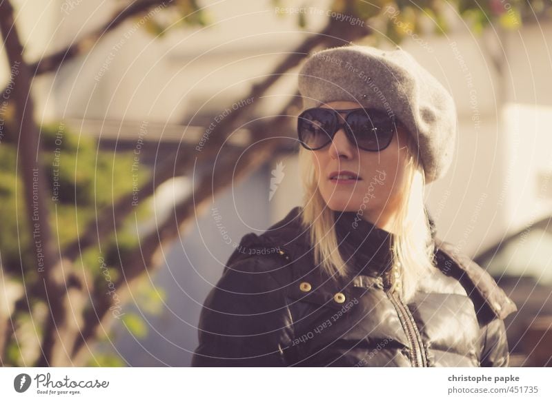 Streiflicht Reichtum elegant Stil Mensch feminin Junge Frau Jugendliche 1 18-30 Jahre Erwachsene Mode Sonnenbrille Mütze blond Blick Coolness schön Hochmut