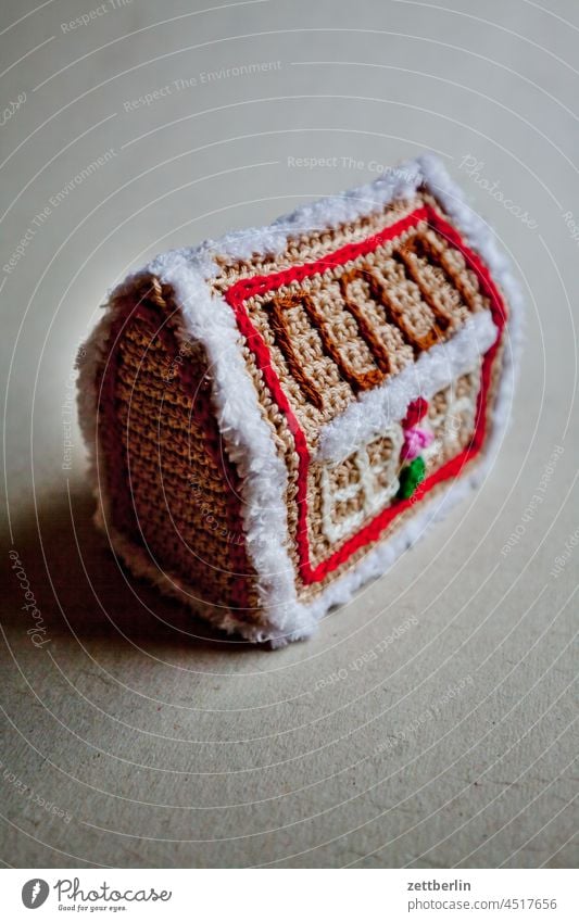 Gestricktes Pfefferkuchenhaus adventszeit deko Dekoration Abbildung gehäkelt gestrickt häkeln innen menschenleer pfefferkuchenhaus schmuck angeschlagen