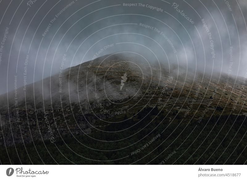 Einer der Berge und Hügel, die zum Naturpark Moncayo gehören, eingebettet in kalte Herbstwolken, Provinz Zaragoza, Aragonien, Spanien Berge u. Gebirge Nebel