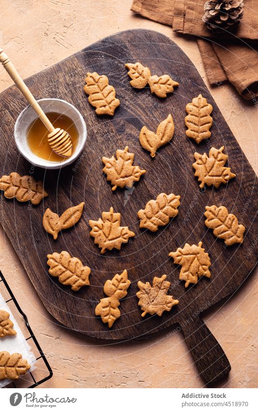 Blattförmige Kekse mit Honig Dessert Schneidebrett Liebling gebacken süß selbstgemacht kulinarisch Gebäck Herbst Konfekt geschmackvoll Tisch lecker Konditorei