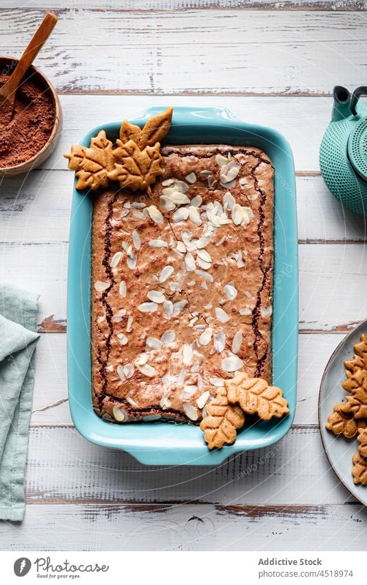 Leckerer Brownie in der Backform Dessert gebacken Backblech Keks süß selbstgemacht kulinarisch Gebäck Konfekt Kakao Mandel Pulver geschmackvoll Tisch lecker