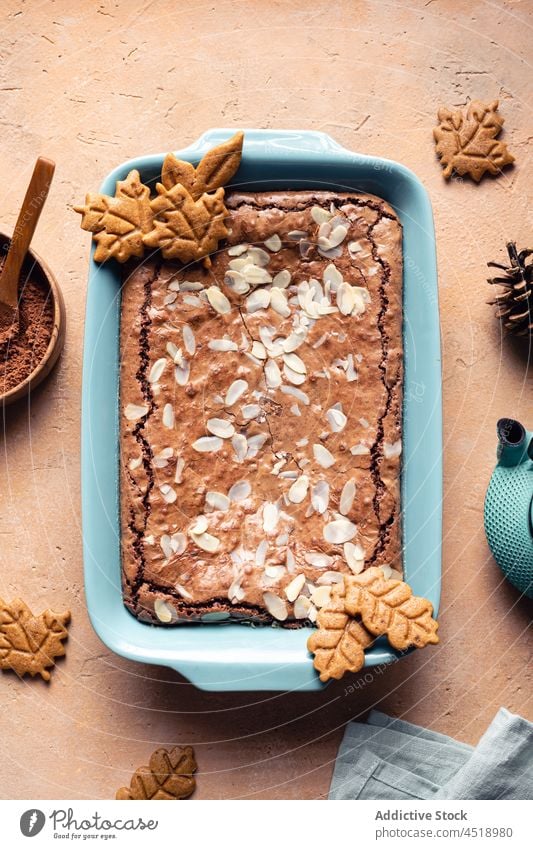 Leckerer Brownie in der Backform Dessert gebacken Backblech Keks süß selbstgemacht kulinarisch Gebäck Konfekt Kakao Mandel Pulver geschmackvoll Tisch lecker