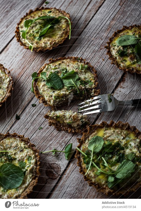 Vegetarische Blumenkohlpasteten auf Holztisch Kuchen Walnussholz Nut Gesundheit Vegetarier Gabel selbstgemacht Suppengrün Vitamin hölzern geschmackvoll