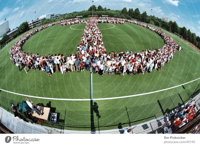 OneFaith Stadion grün Menschengruppe kreutz cross feg Erde earth blau faith