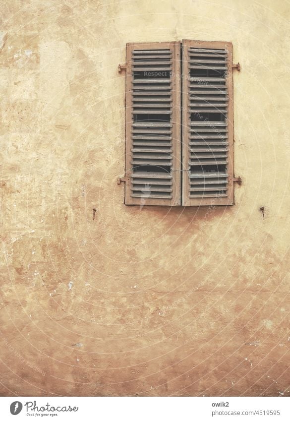 Schotten dicht Wand Fenster geschlossen Fensterladen blickdicht zu Holz alt historisch Altstadt Bamberg Oberfranken Farbfoto Außenaufnahme Fassade Haus Mauer